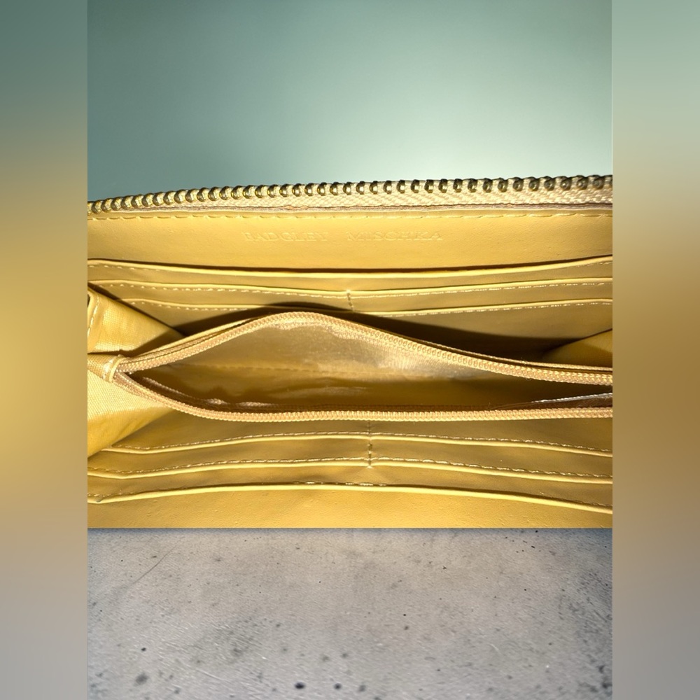 Badgley Mischka Quilted Zip Around Wallet Gold Champagne Logo Wallet - EUC ✨ - Picture 5 of 10